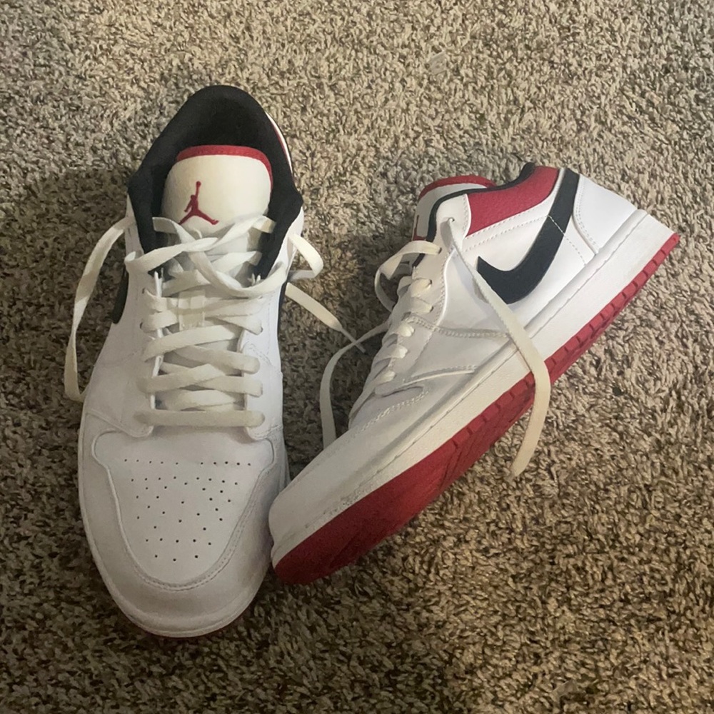 Jordan 1s low. Men’s size 11. Near Perfect condition worn about 5 times